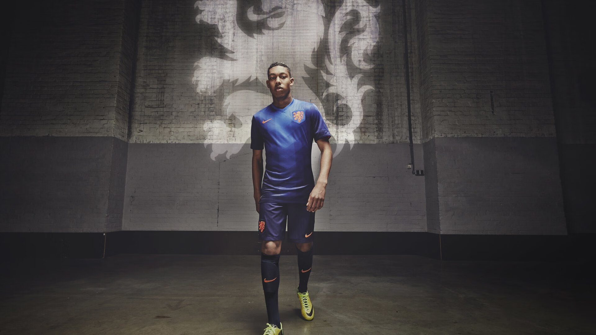 特色主题足球训练营受欢迎，吸引大量青少年参加，青少年足球训练营简介